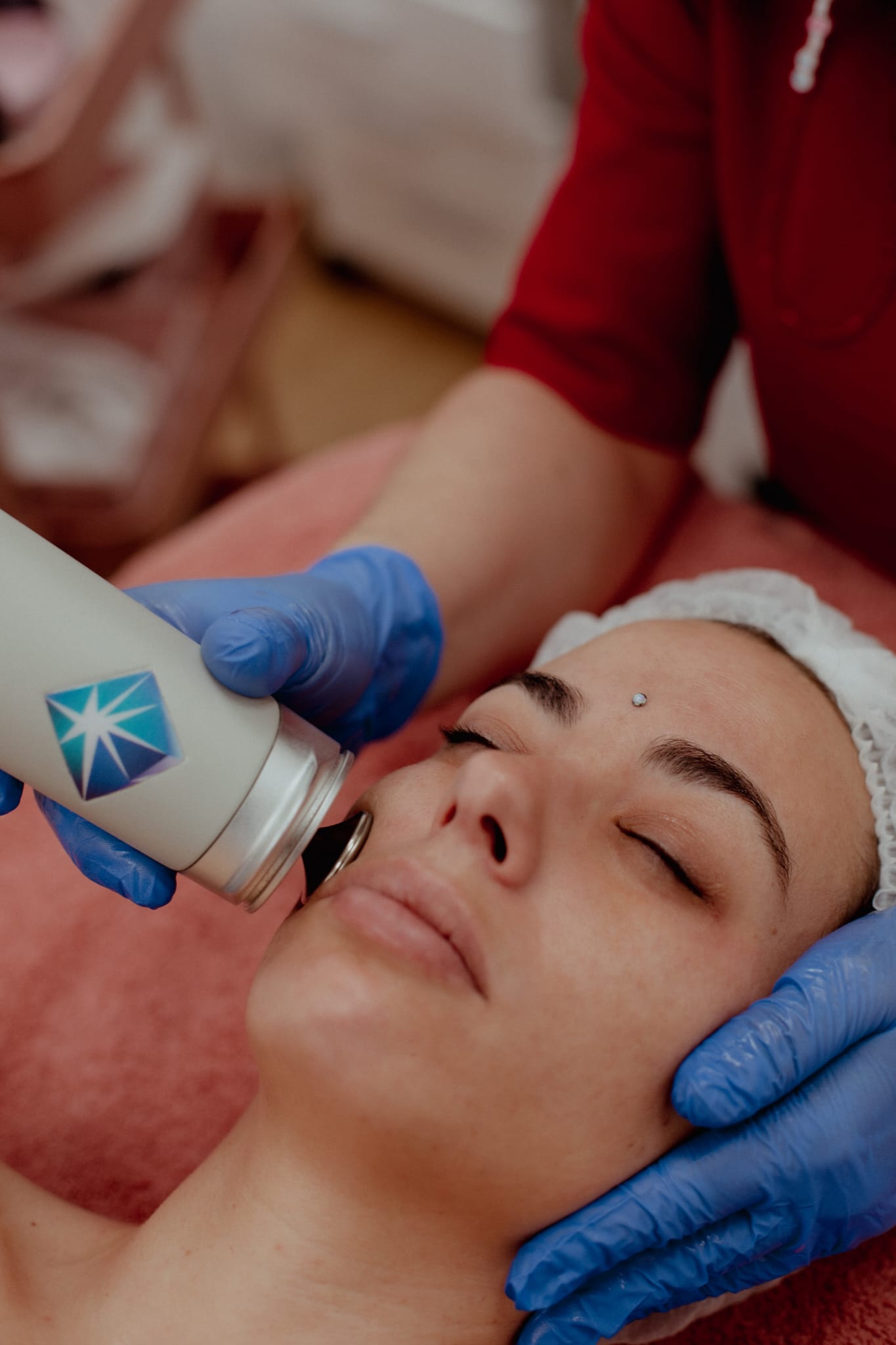 Mujer recibiendo tratamiento facial